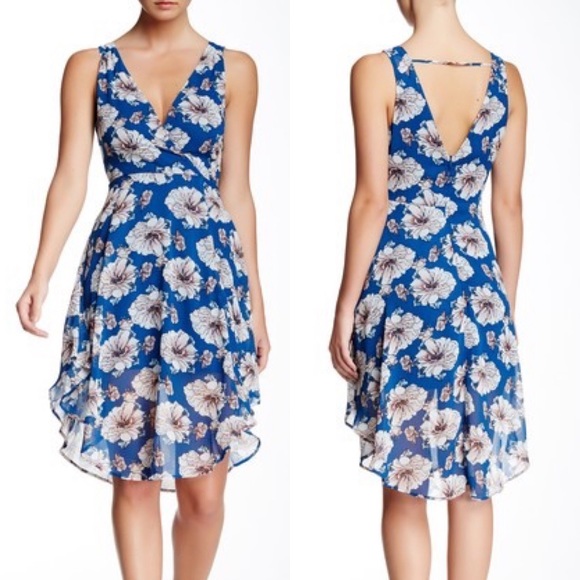 Astr Dresses & Skirts - ASTR The Label • Blue floral V neck and back dress
